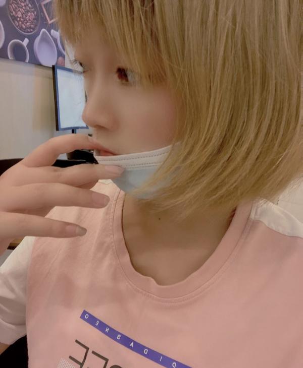 态度很好的00后小嫩妹