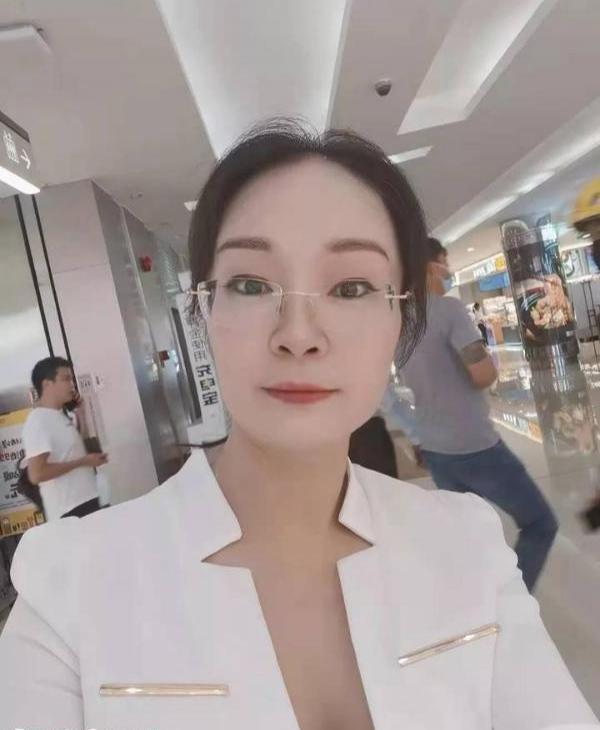 罗湖戴眼镜少妇