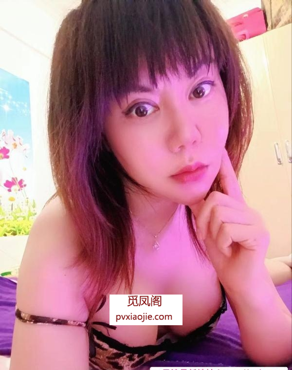 制服翘臀少妇海妮