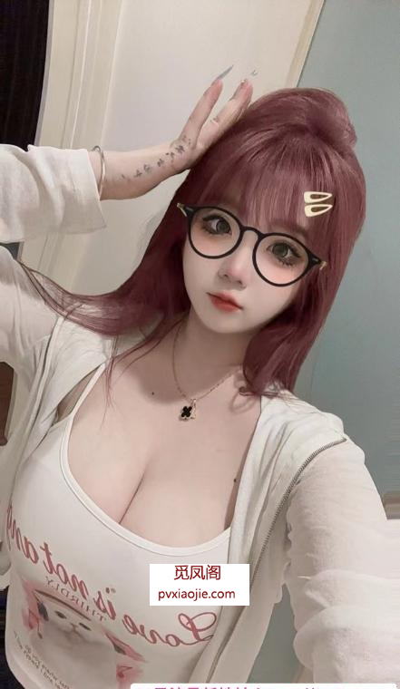 前凸后翘的小妖精