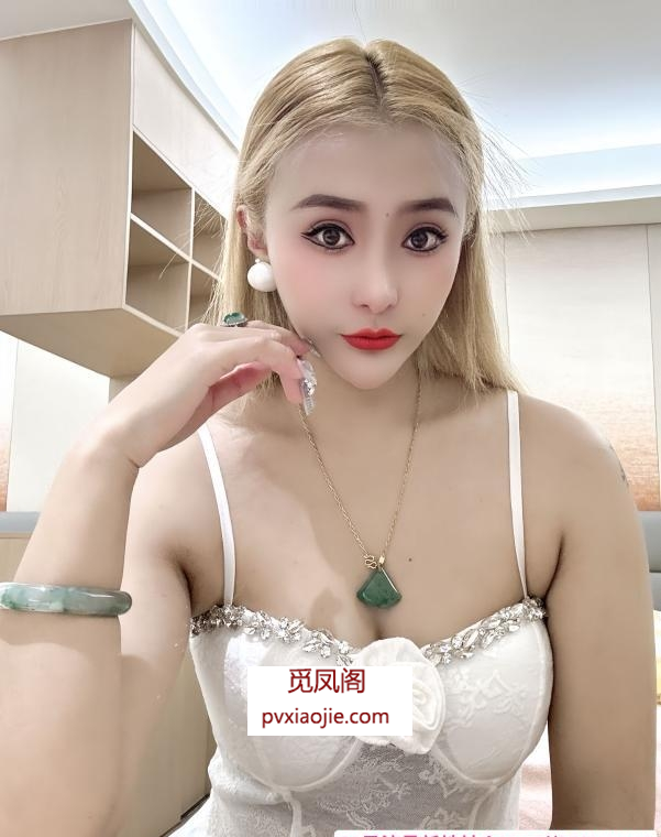 穿白睡衣的朵朵老师