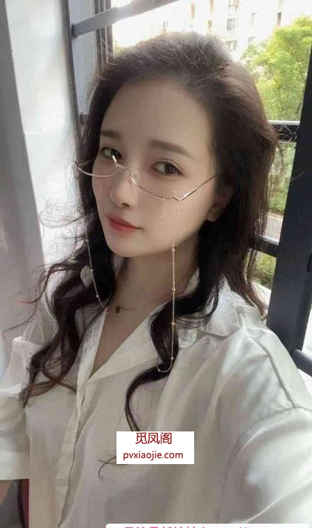 性感眼镜妹