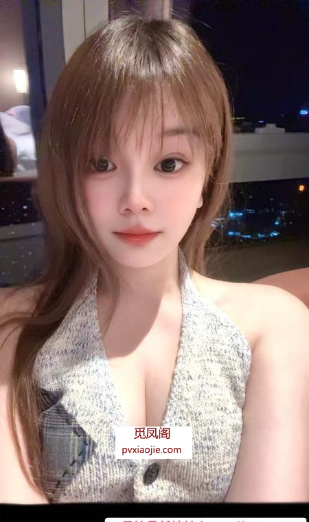 拥有E罩杯的苗条女