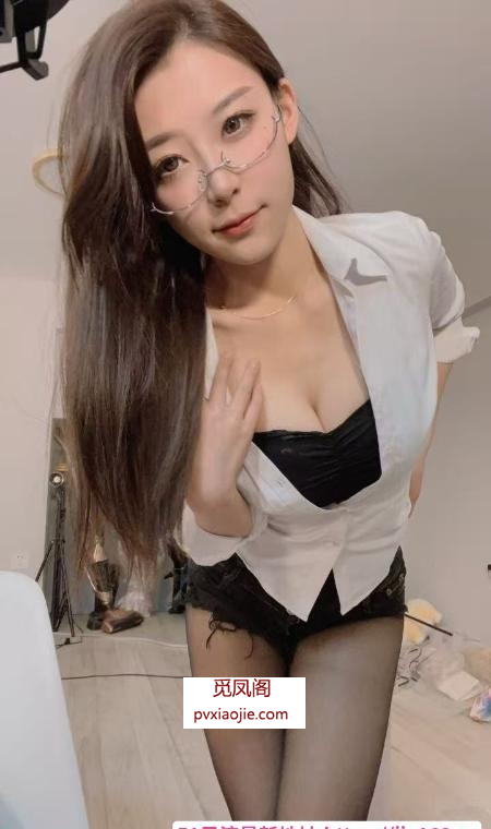 眼镜风骚翘臀妹