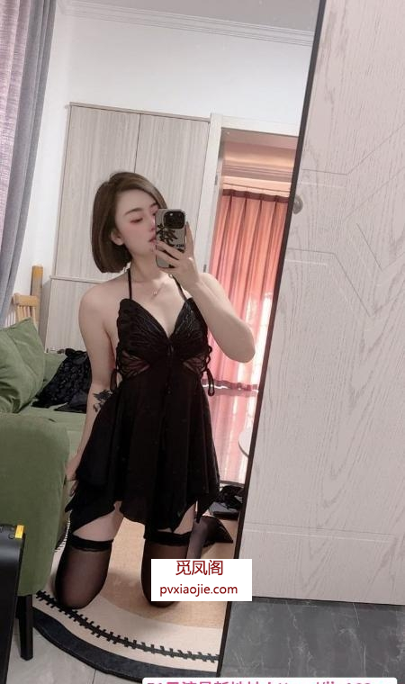 园区黑丝翘臀骚货